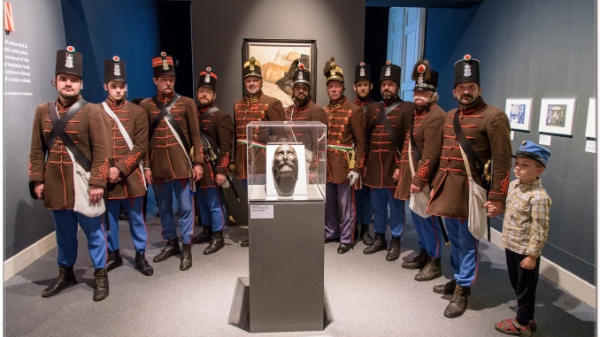 Görgei halotti maszkja előtt a Budai 2. Honvédzászlóalj hagyományőrzői